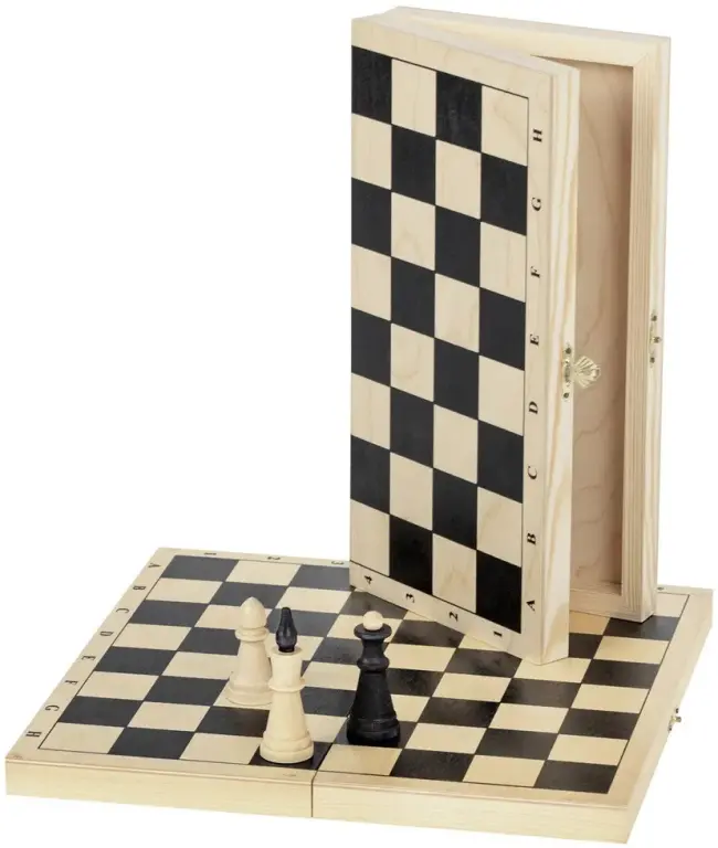 Шахматы классические, настольные деревянные.